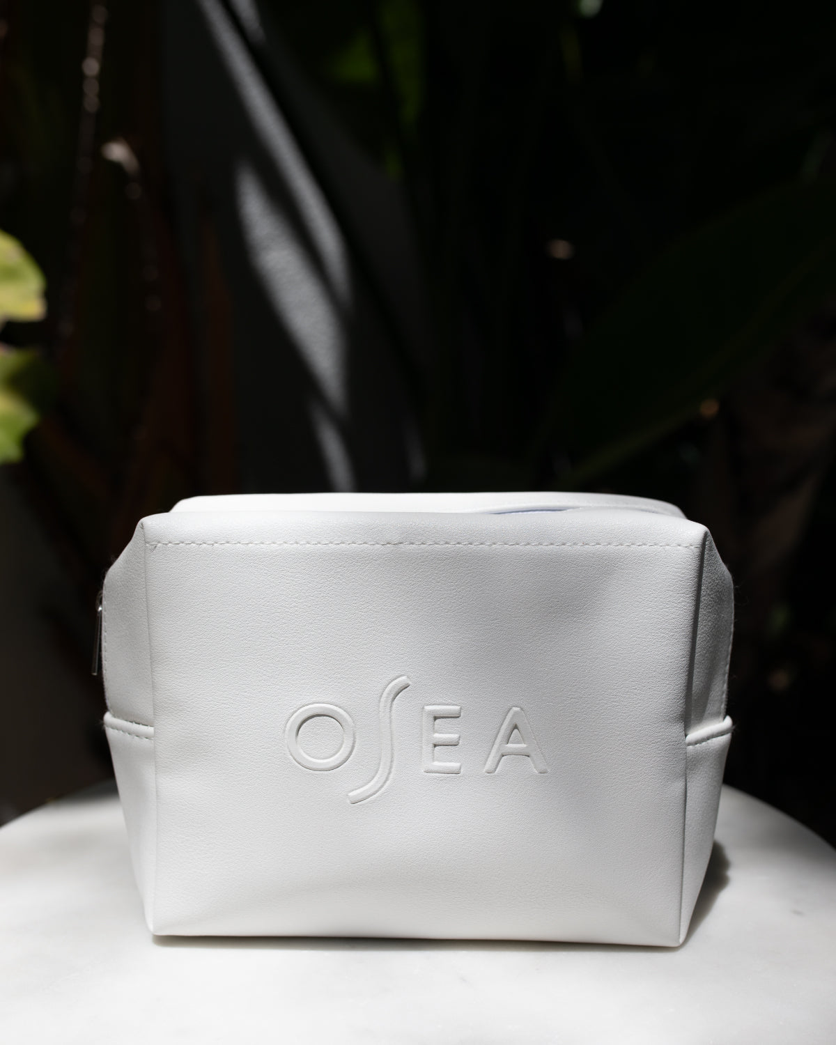 2025_VeganLeatherBag_COSMO-BAG_LIFESTYLE2_1500x1200_5d2230bd-c008-4173-9725-3807810c7fcb.jpg